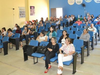 Pessoas sentadas em auditório