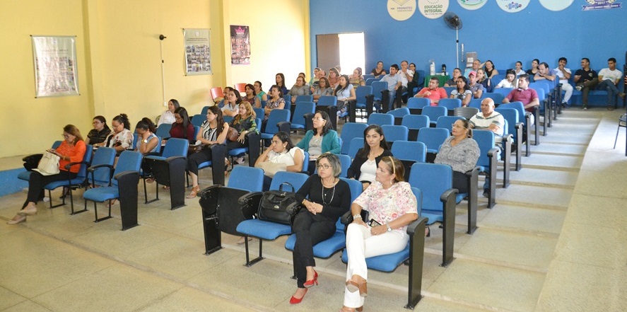 Pessoas sentadas em auditório 