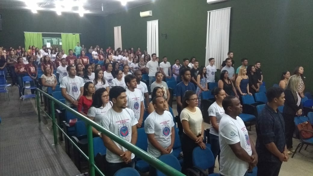 Pessoas sentadas em auditório 