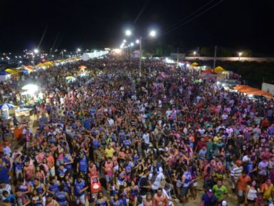 Festival, com uma multidão de pessoas em avenida em Pirpiri
