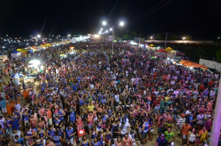 Festival, com uma multidão de pessoas em avenida em Pirpiri