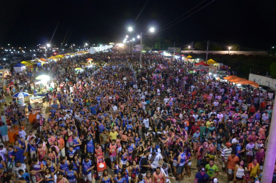 Festival, com uma multidão de pessoas em avenida em Pirpiri