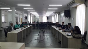 Pessoas sentadas em auditório