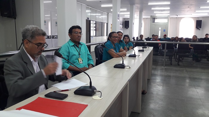 Pessoas sentadas em auditório 