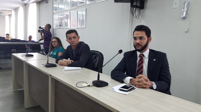 Pessoas sentadas em auditório 
