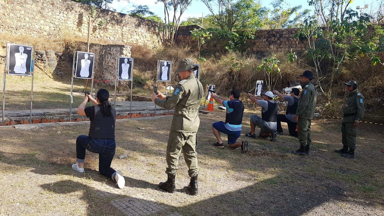 Pessoas em curso de tiro