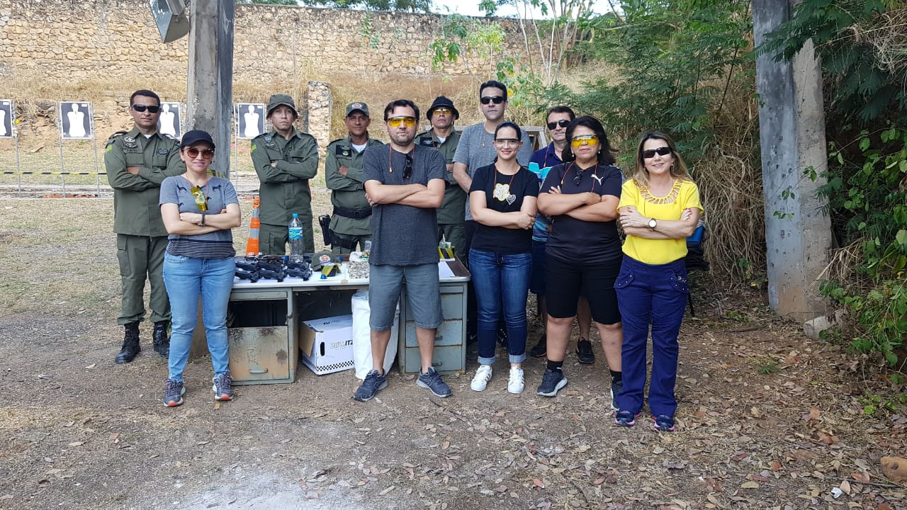 Pessoas em curso de tiro