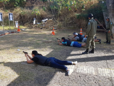 Pessoas em curso de tiro