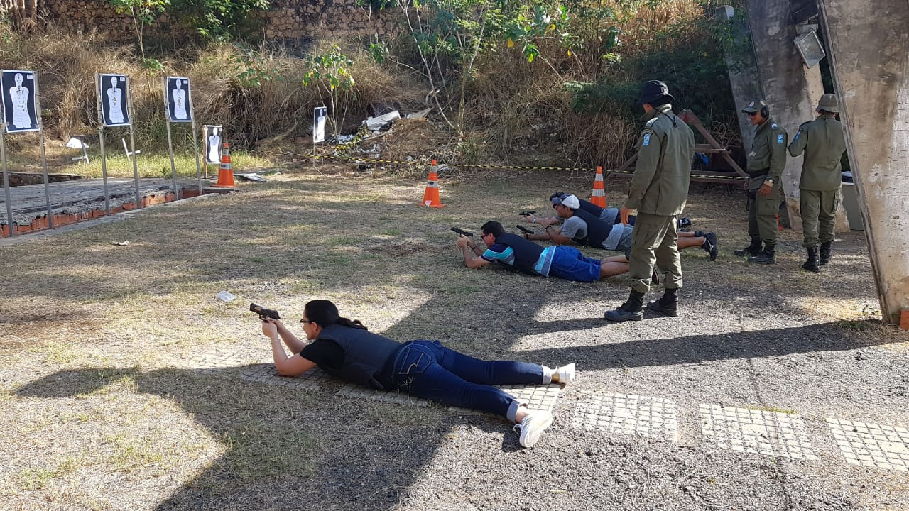 Pessoas em curso de tiro