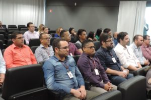 Pessoas sentadas em auditório