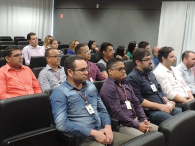 Pessoas sentadas em auditório
