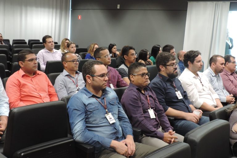 Pessoas sentadas em auditório