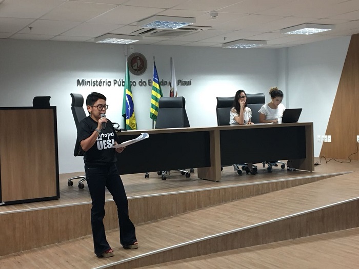 PESSOA EM PÉ
