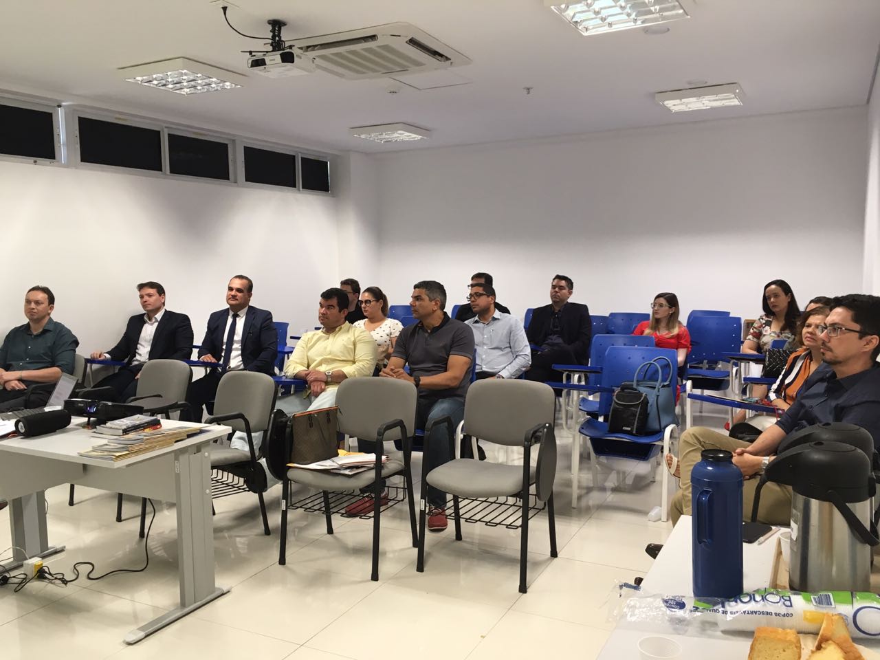 Pessoas sentadas em sala de aula 