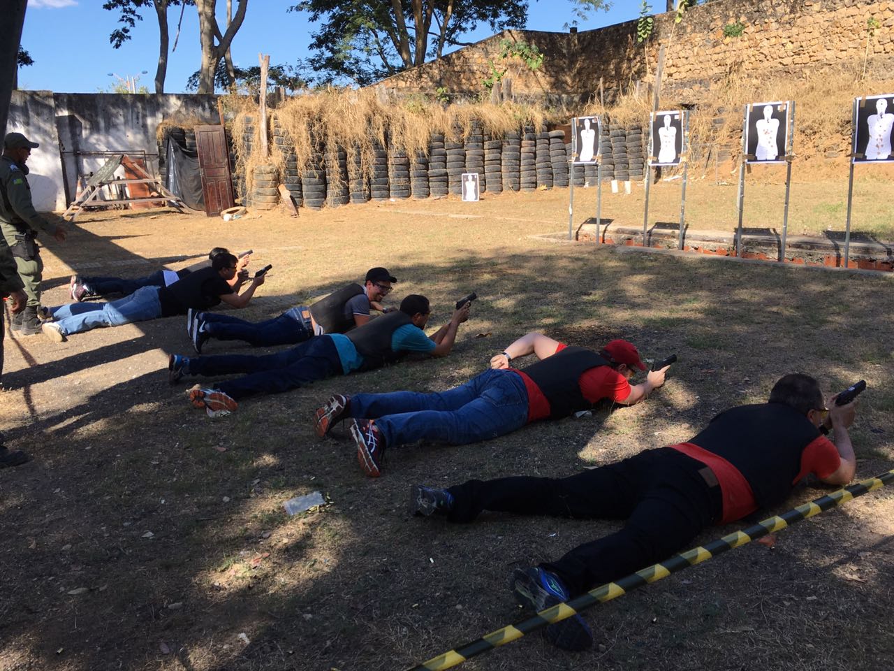 Pessoas deitadas no chão 