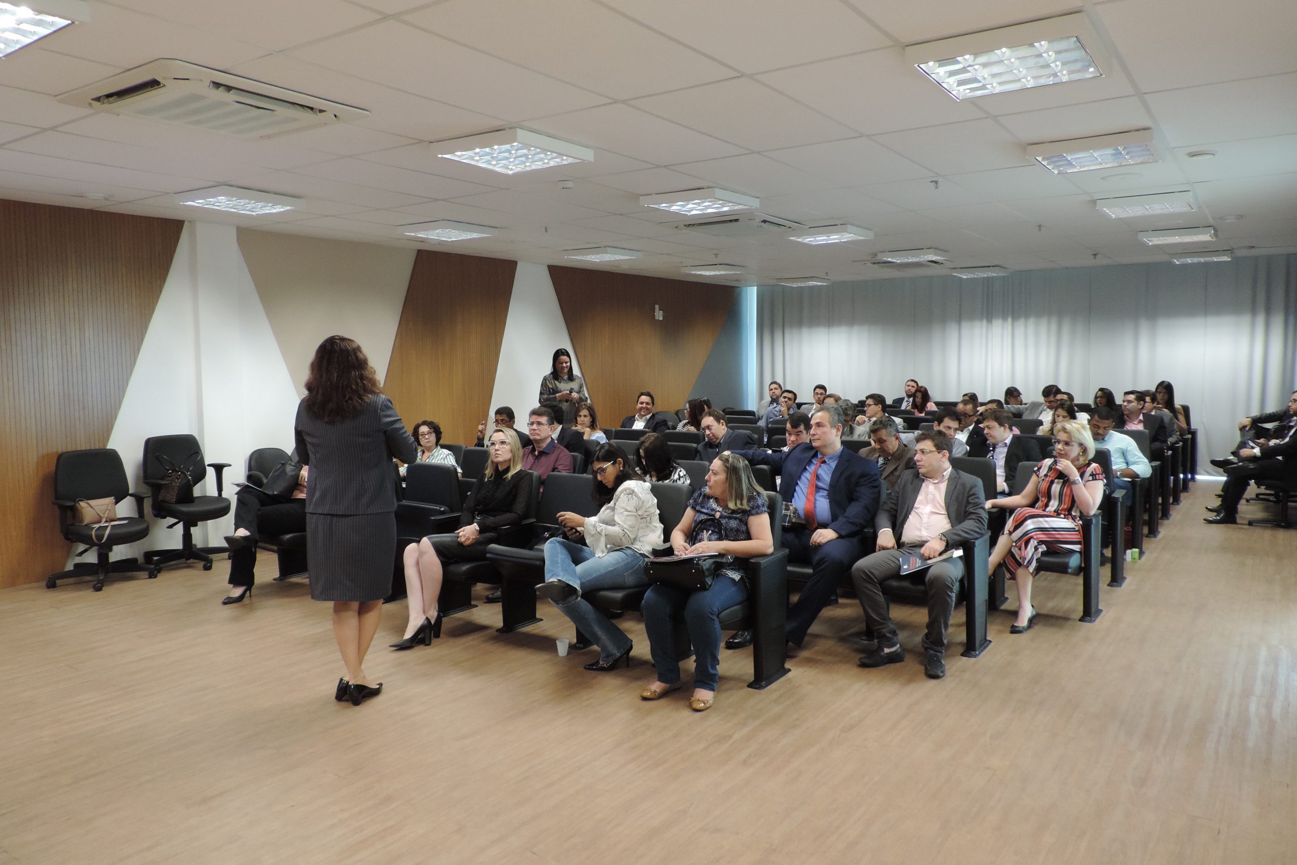 Pessoas sentadas em auditório