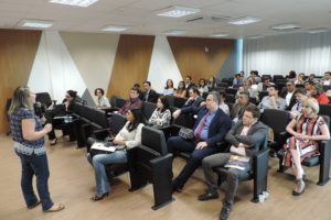 Pessoas sentadas em auditório