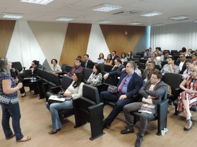 Pessoas sentadas em auditório