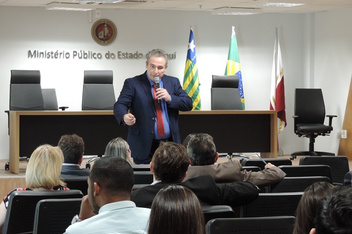 Pessoas sentadas em auditório 
