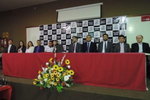 Pessoas sentadas em auditório