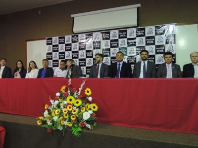 Pessoas sentadas em auditório