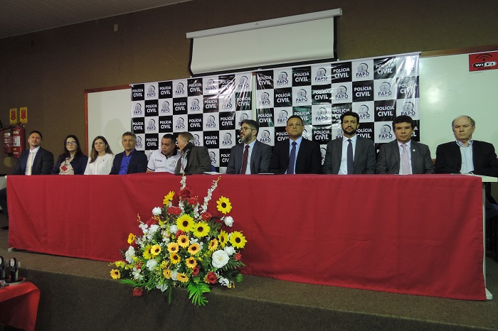 Pessoas sentadas em auditório