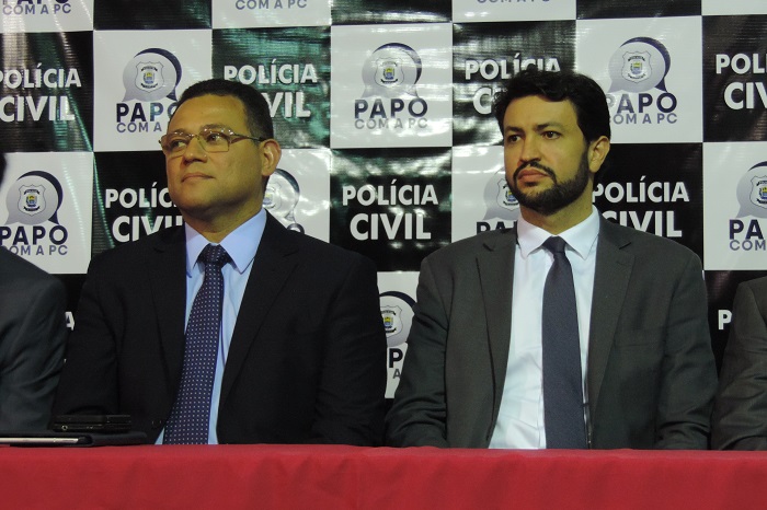 Duas pessoas sentadas 