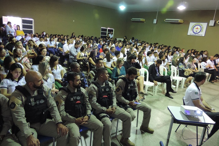 Pessoas sentadas em auditório 