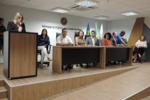 Pessoas sentadas em auditório
