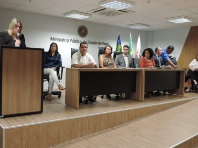Pessoas sentadas em auditório