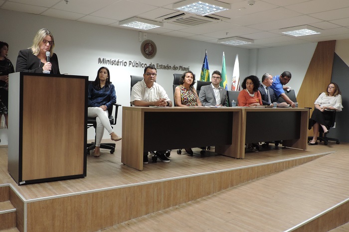Pessoas sentadas em auditório