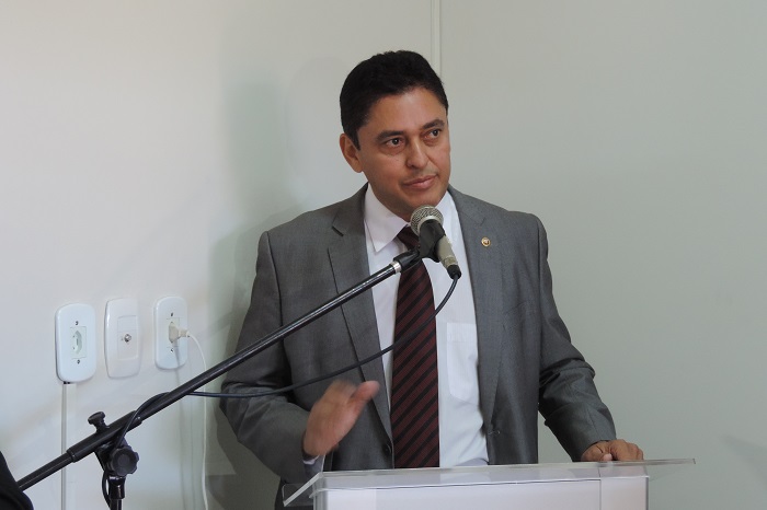 homem de pé falando 