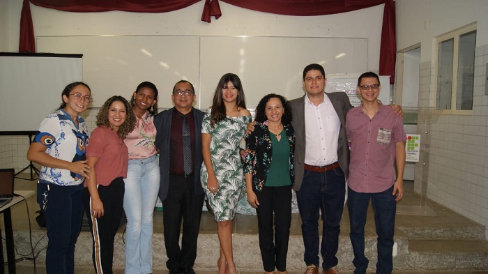 pessoas em pé