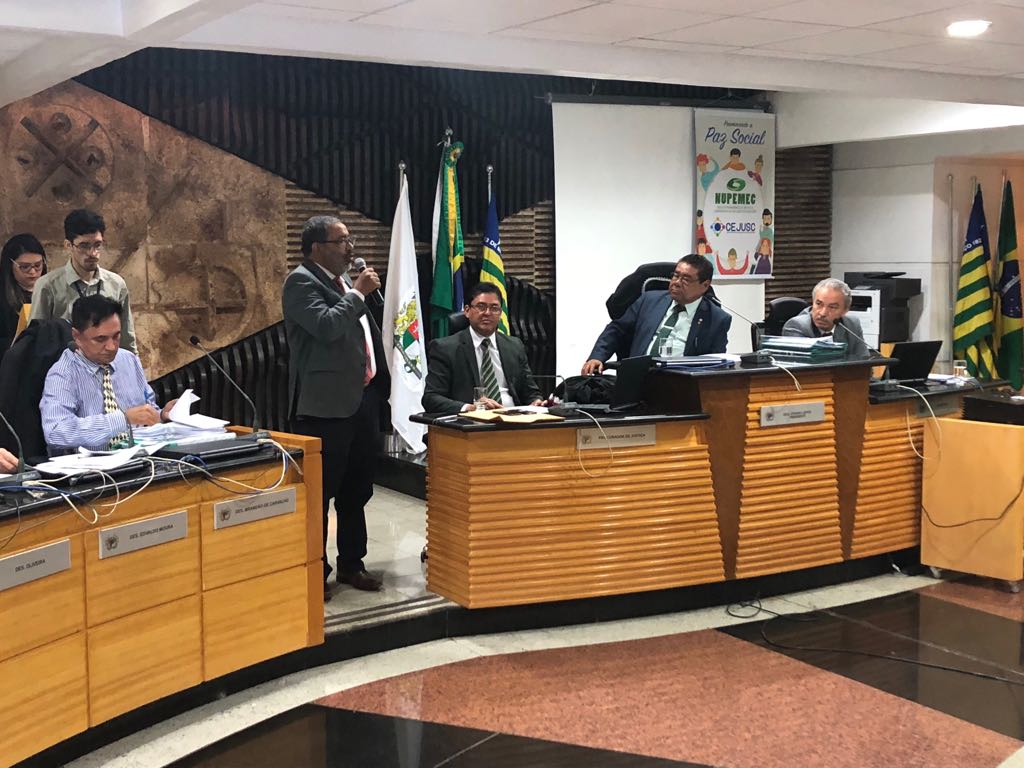 Promotor Nivaldo Ribeiro fala ao microfone