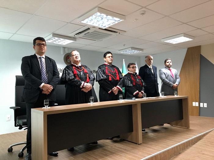 Pessoas de pé 
