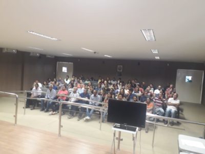 Pessoas sentadas em auditório