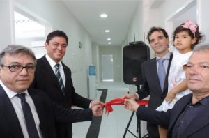Pessoas no momento do descerramento da fita inaugural