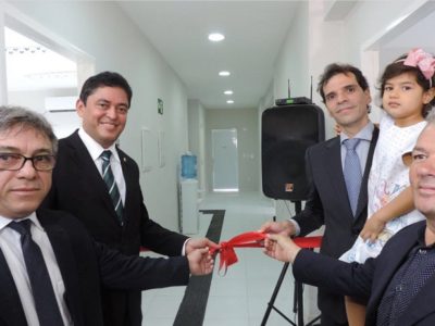 Pessoas no momento do descerramento da fita inaugural