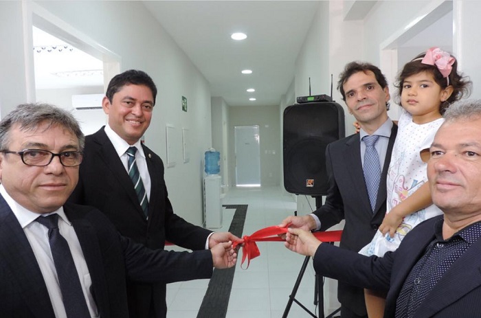 Pessoas no momento do descerramento da fita inaugural