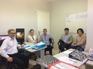 PESSOAS EM VOLTA DE UMA MESA