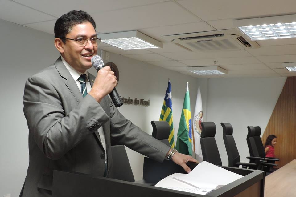 homem de pé segurando um microfone 