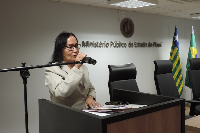 Mulher de pé com microfone nas mãos