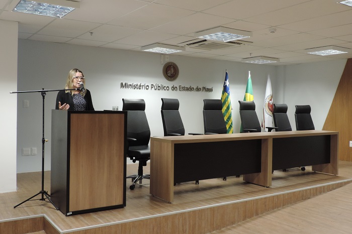 Mulher de pé com microfone nas mãos