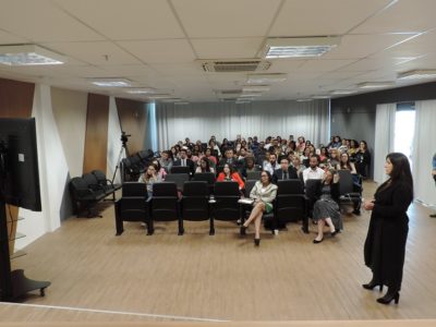 Pessoas sentadas em auditório