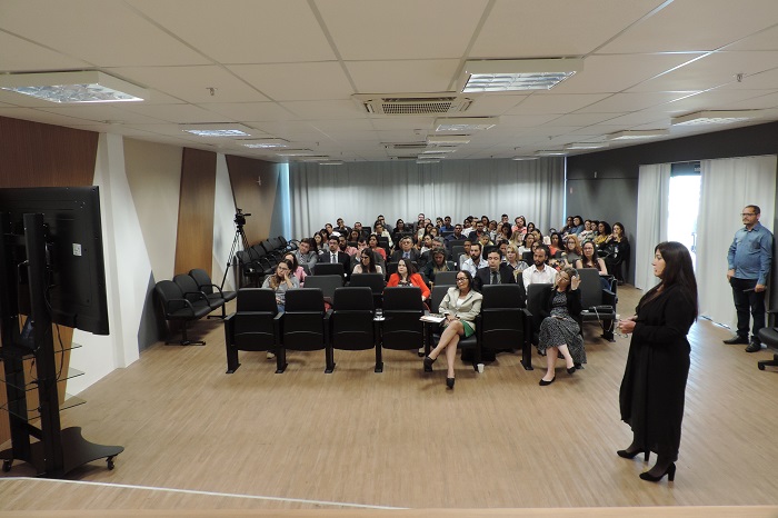 Pessoas sentadas em auditório