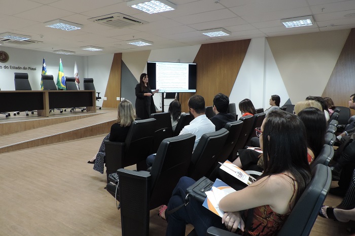 Pessoas sentadas em auditório 