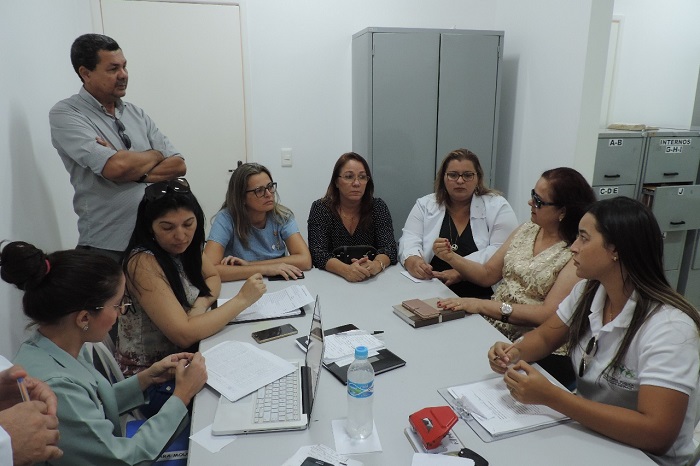 Pessoas sentadas em volta de uma mesa 