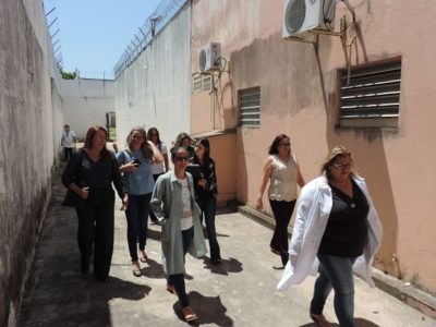 Pessoas de pé caminhando
