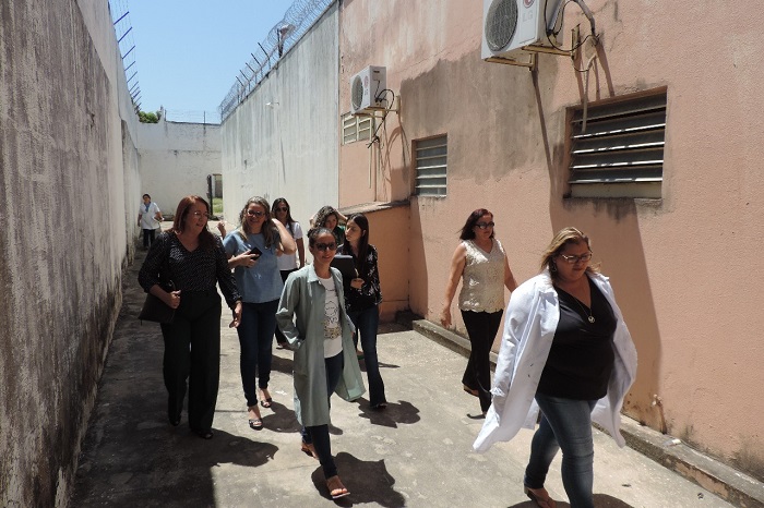 Pessoas de pé caminhando