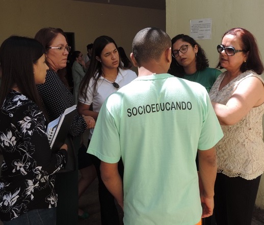 Pessoas de pé 